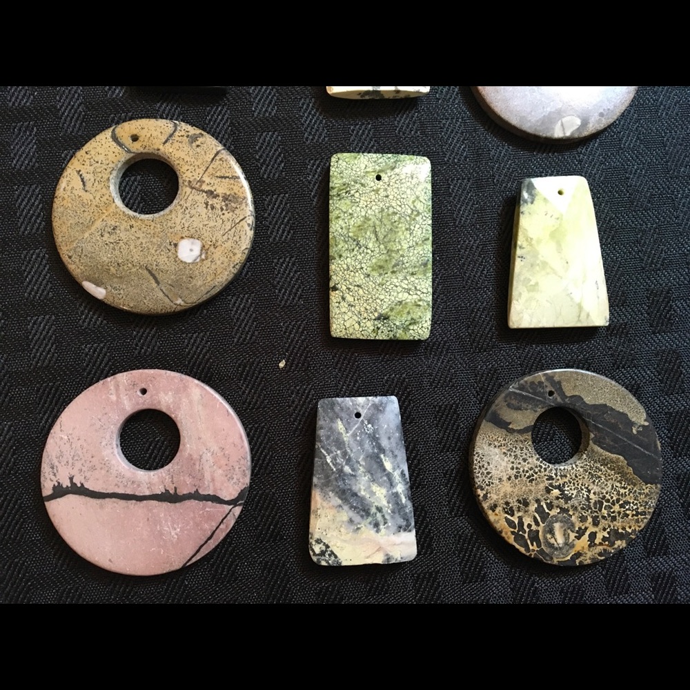 Lot of (11) stone pendants. - Picture 3 of 7